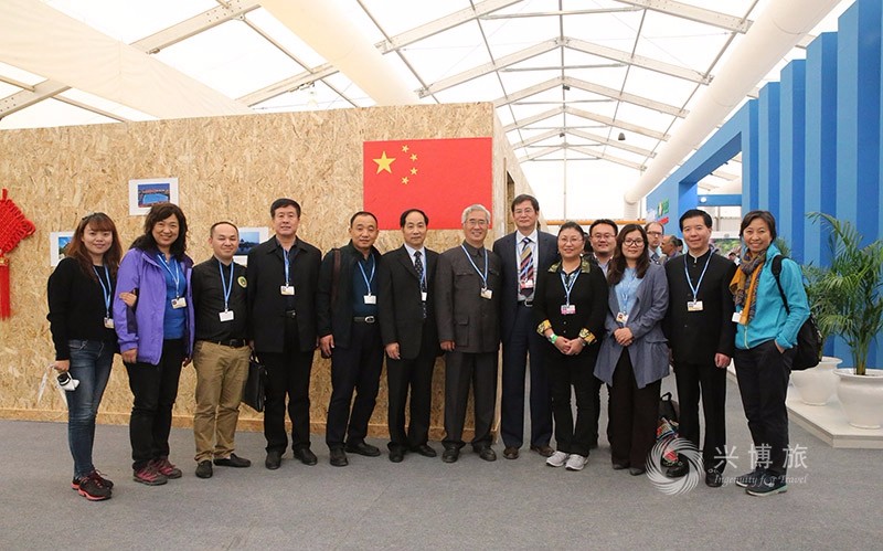 代表团在“中国角”中国旅游景区摄影大赛作品巡展区合影.jpg