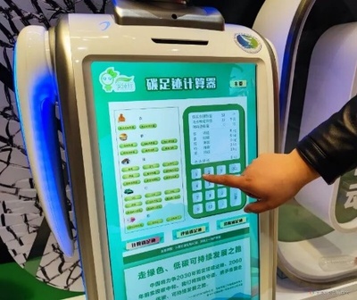 人拿着手机 低可信度描述已自动生成